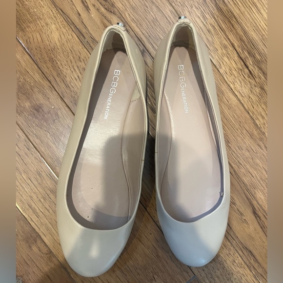 BCBG Nude Flats - size 8 - Picture 2 of 7